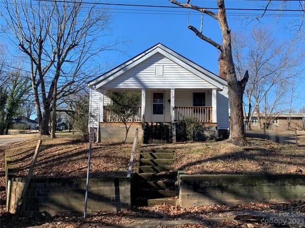 456 1st St SE, Hickory, NC 28602