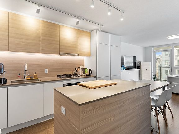 4th image of 988 Quayside Dr #1806