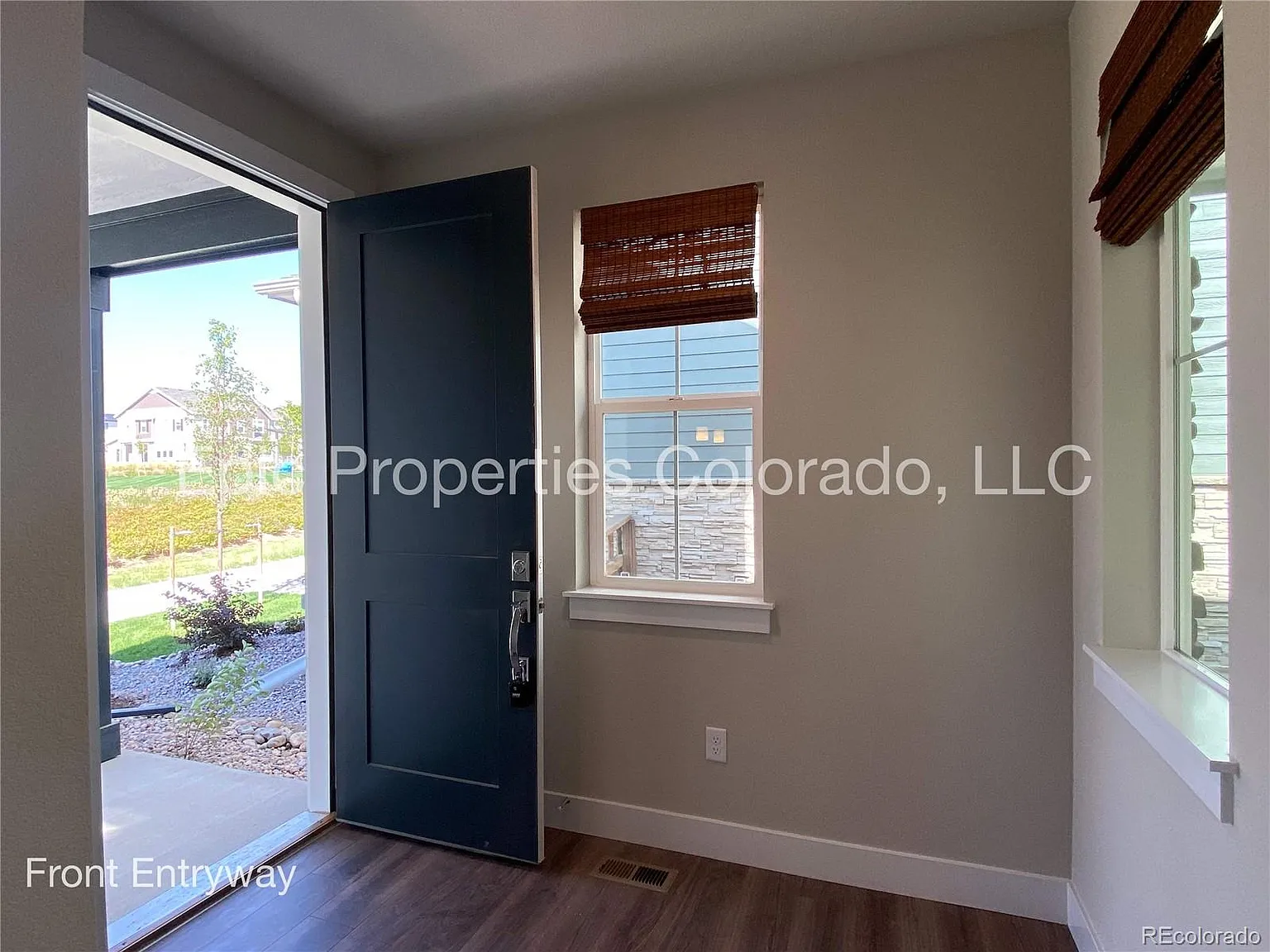 3 bed, 3.0 bath, 2422 sqft, $3,300 — Photo 4
