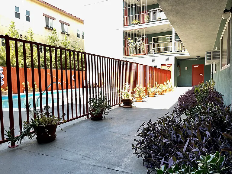 13435 Burbank Blvd #14 — Photo 20
