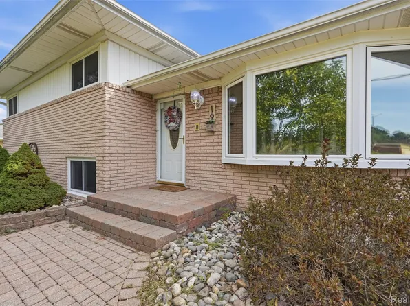 19 Baycrest St, Waterford, MI 48327
