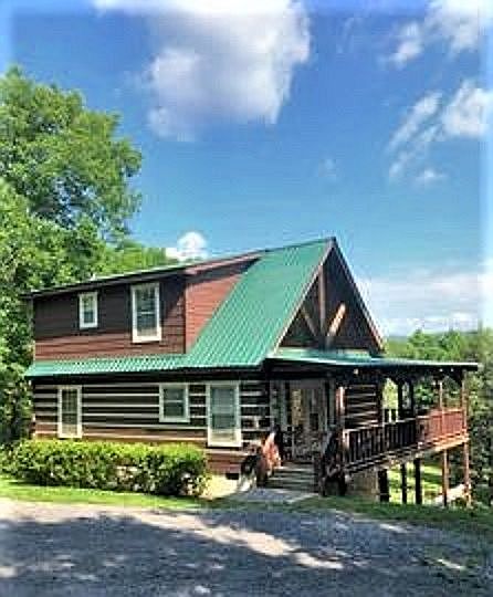 Cozy log w/ great views!