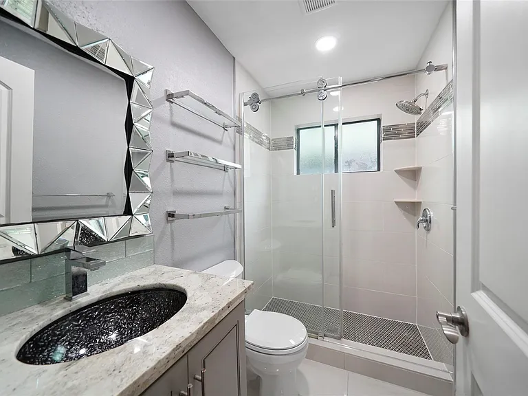 311 Hawthorne St #1 — Photo 16