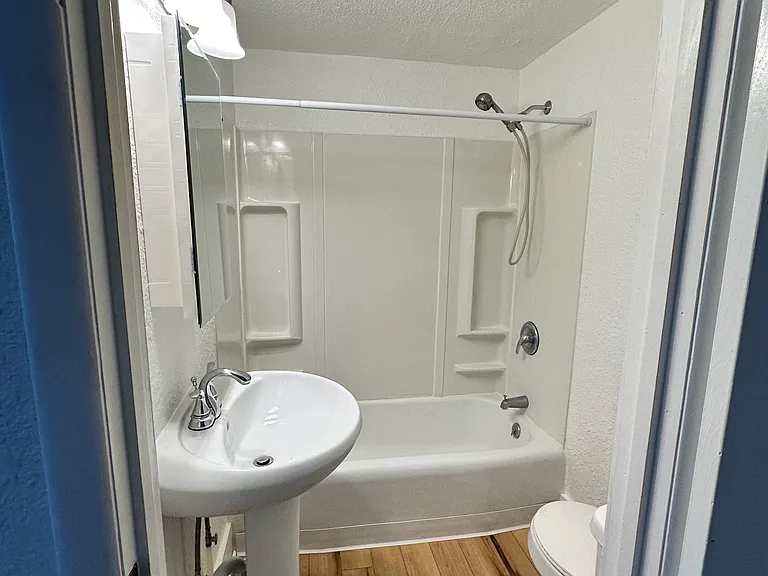 109 S 6th St #5 — Photo 4
