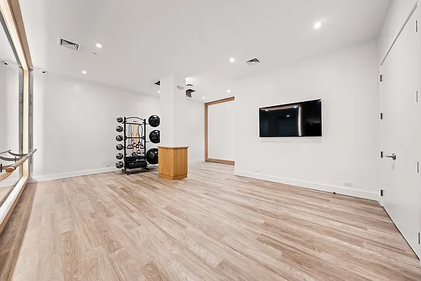 Rented by Nooklyn NYC LLC | media 34