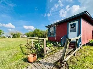 811 Broadway Ave, Seadrift, TX 77983