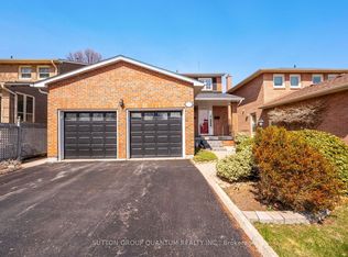 2113 Folkway Dr, Mississauga, ON L5L 3G3