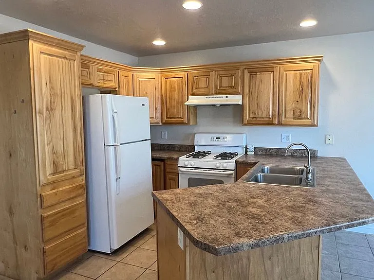 296 N Torrey Pines Cir — Photo 3
