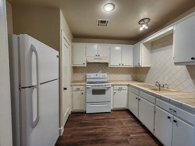 1002 Overland Ct — Photo 7
