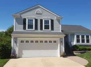 1390 Bristol Trail Rd, Lake Zurich, IL 60047