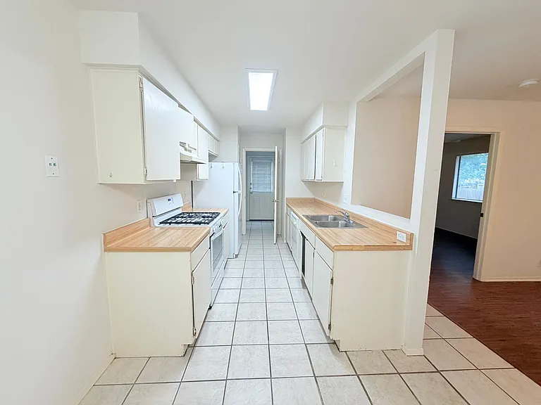 405 Parkhill Cv — Photo 9