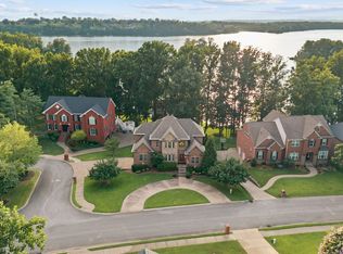 100 Lakecrest Cir, Hendersonville, TN 37075