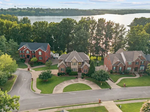 100 Lakecrest Cir, Hendersonville, TN 37075