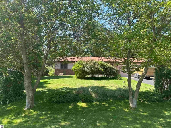 2286 Sandwood Dr, Traverse City, MI 49686