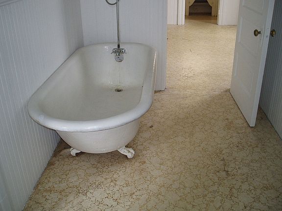 Bathroom - Claw foot tub
