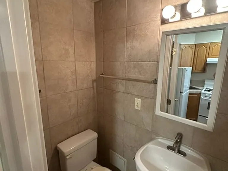 Broadway Manor — Photo 5