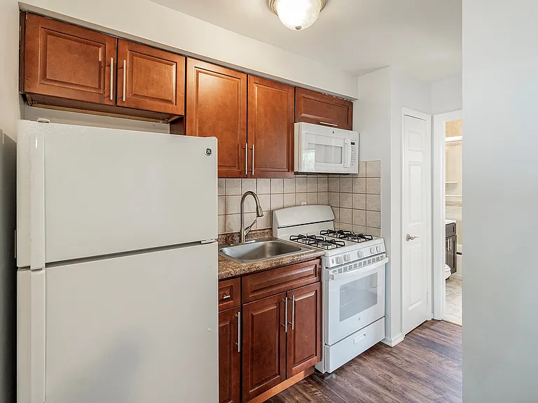 114-120 Montgomery Street Apartments — Photo 3