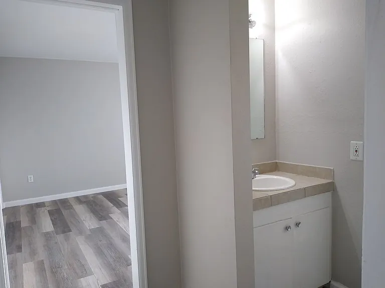 1990 N Beeler St #8 — Photo 33