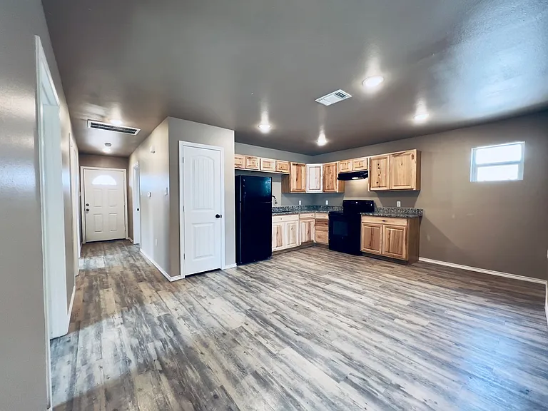 2219 E Main St — Photo 3