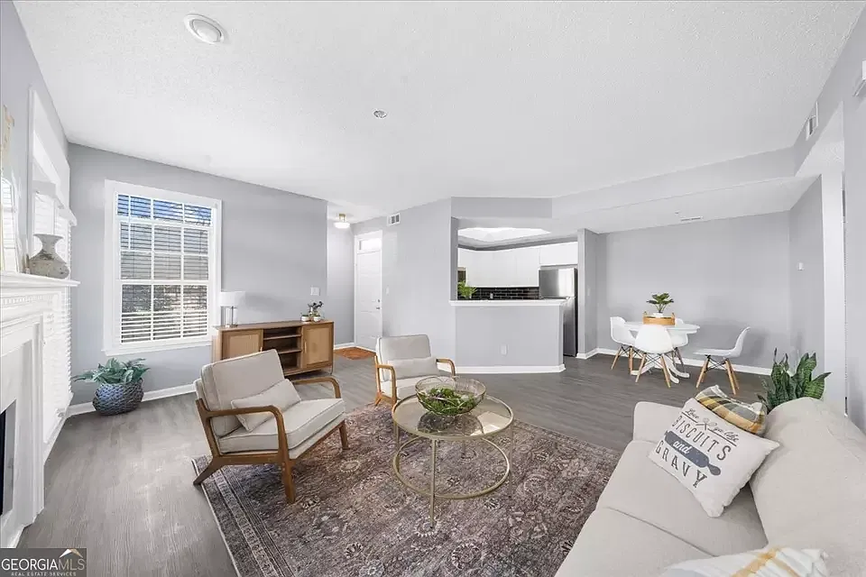 1 bed, 832 sqft, $1,900 — Photo 2