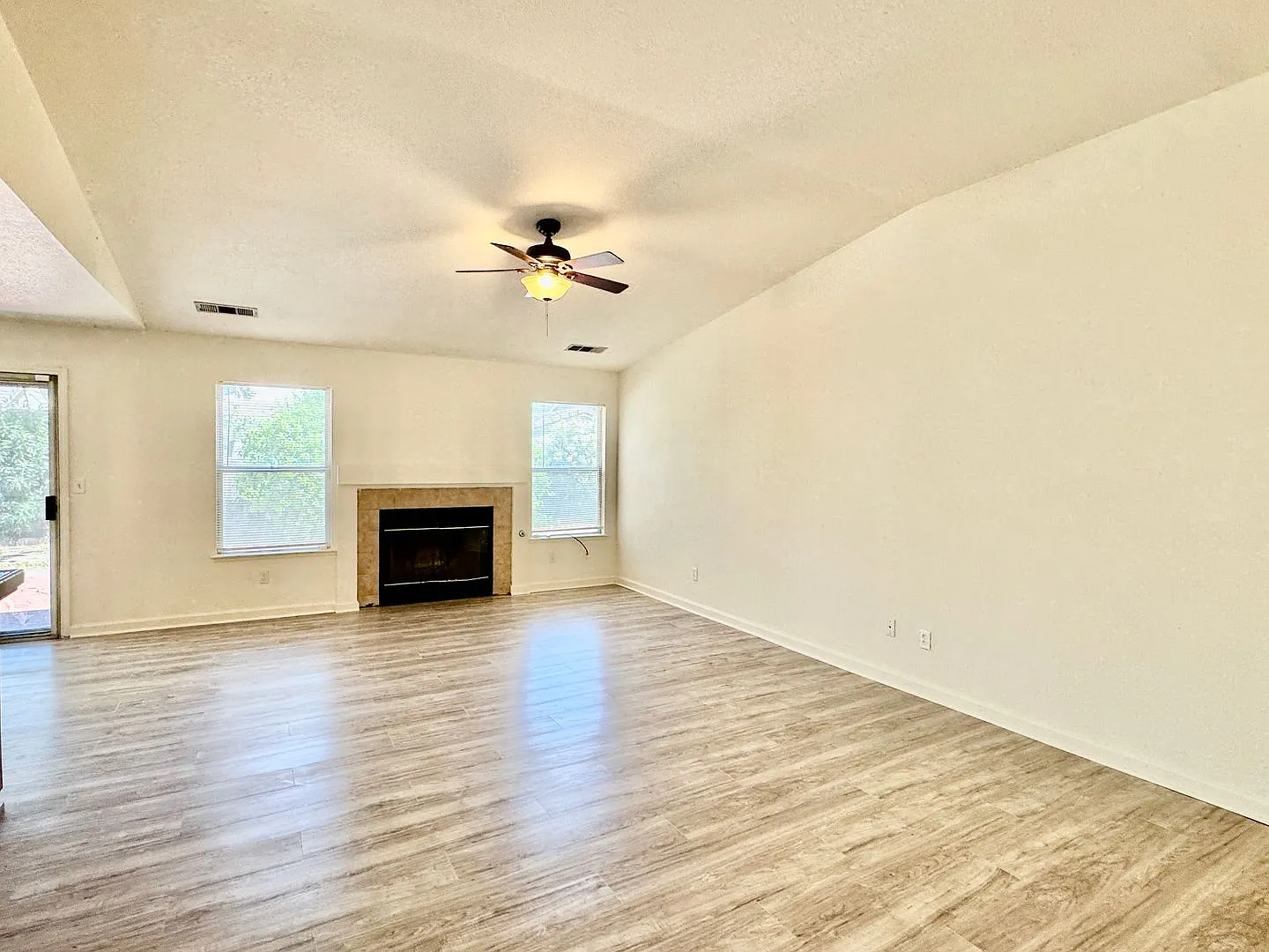 Southside 4 Bedroom 2 Bath Home! — Photo 3
