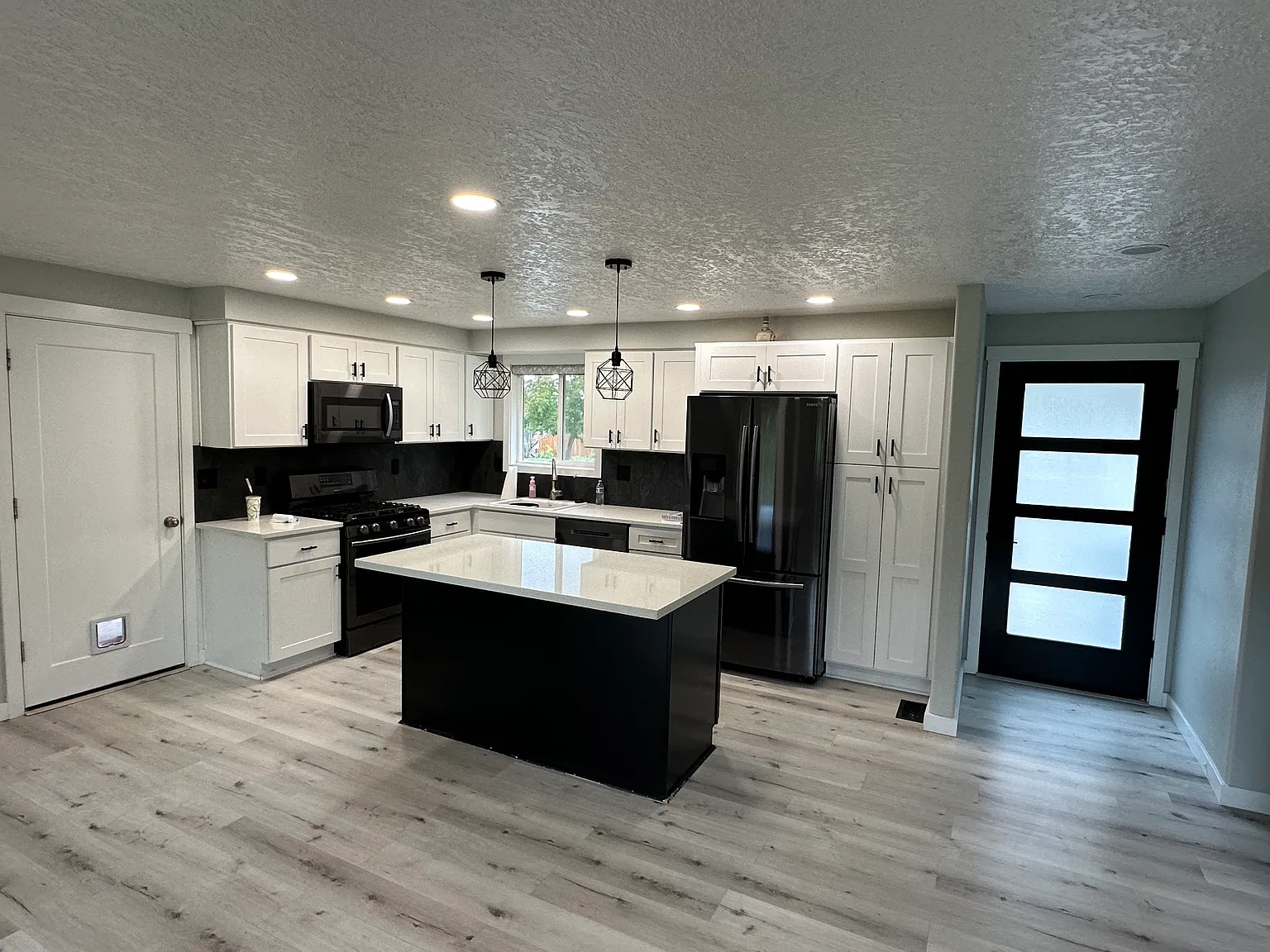 3 bed, 1.5 bath, 1005 sqft, $2,900 — Photo 4