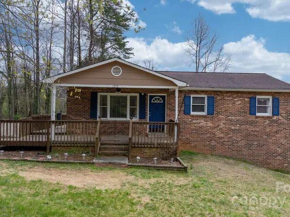 1257 Oaklawn St SE, Lenoir, NC 28645