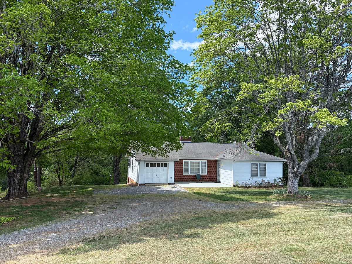 Building Photo - 301 Cove Rd