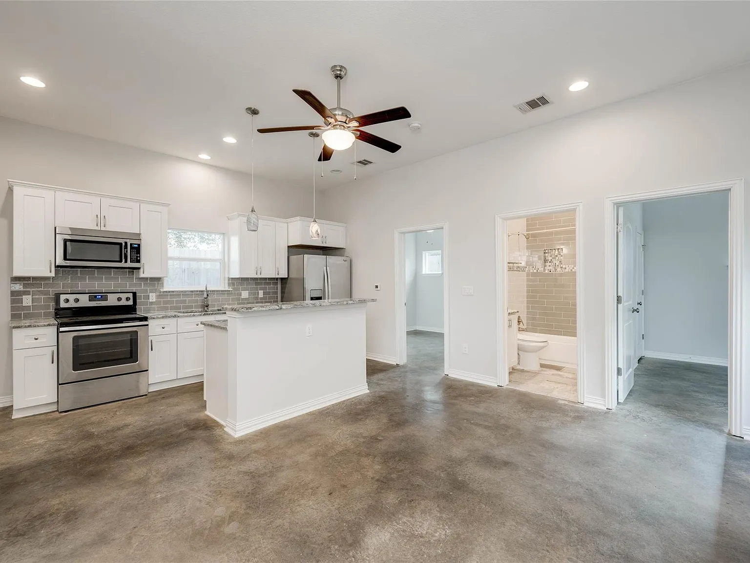 3 bed, 2.0 bath, 1096 sqft, $3,000 — Photo 2