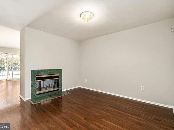 5th image of 4 Benjamin Rush Ln