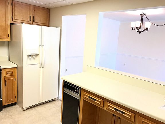 Kitchen looking to dining rm