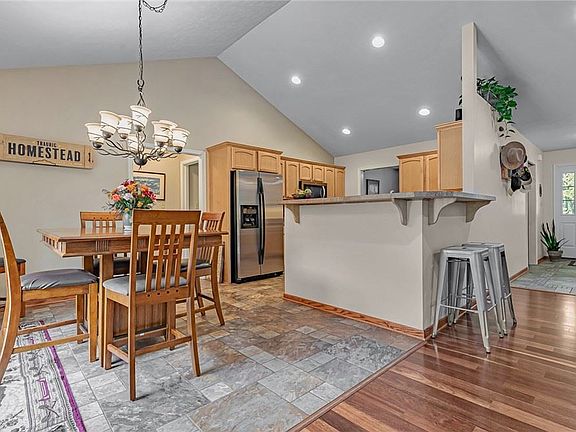 5th image of 215 Deer Fern Dr