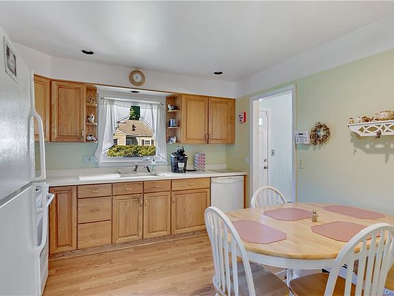 4th image of 319 Willis Ave