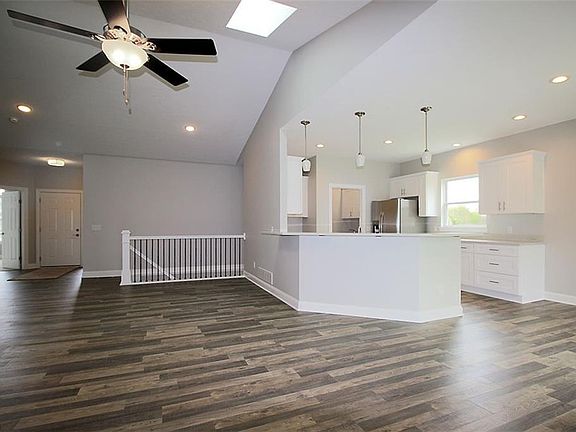 3rd image of 210 Leeward Ct