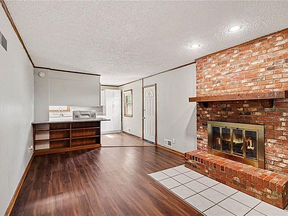 5th image of 11047 Spring Valley Rd
