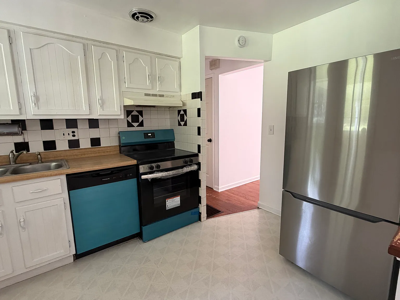 4 bed, 900 sqft, $1,700 — Photo 4