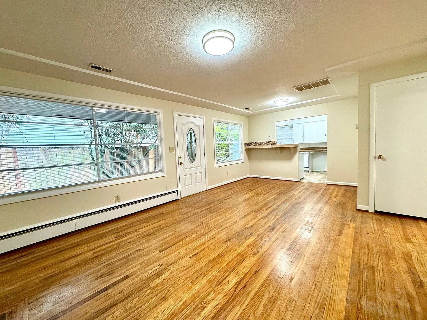 Quiet and Cozy Two Bed in SW Portland 5 plex_~ Open Floor Plan~ Washer/Dryer Hook Ups~ Great Shar... — Photo 2