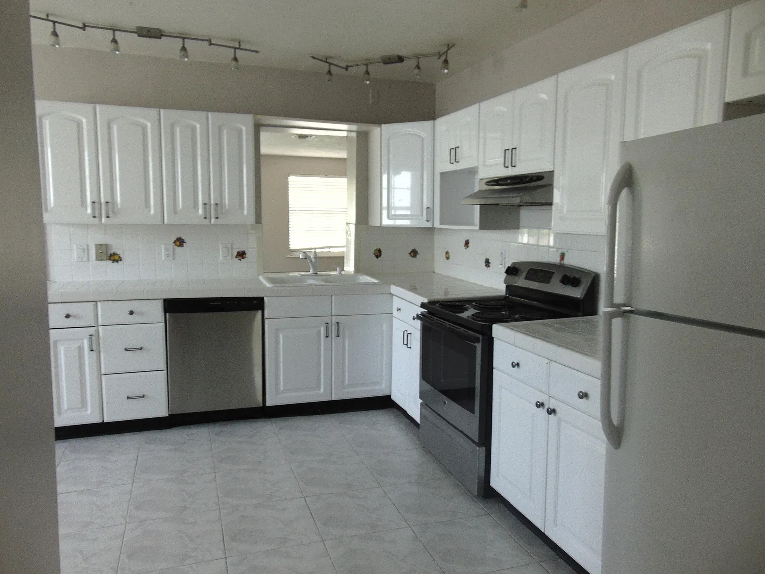 3 bed, 2.0 bath, 1632 sqft, $3,500 — Photo 4