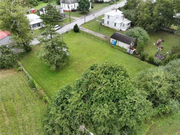 18 First Church St, Dendron, VA 23839