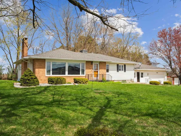 9902 University Ave, Cedar Falls, IA 50613