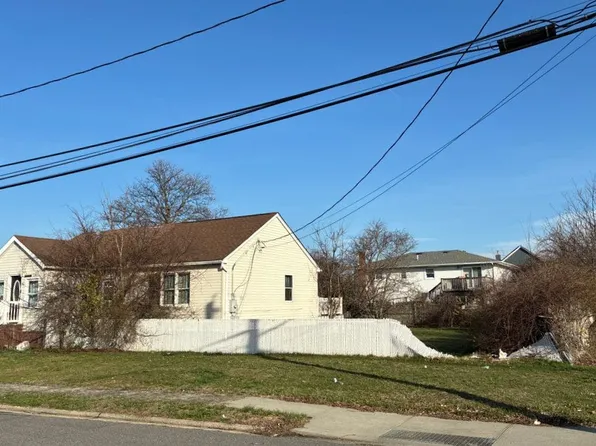 440 6th St, West Babylon, NY 11704