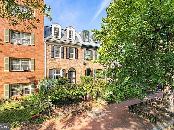 4th image of 213 9th St SE