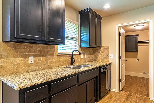 741 N Dallas Ave — Photo 12