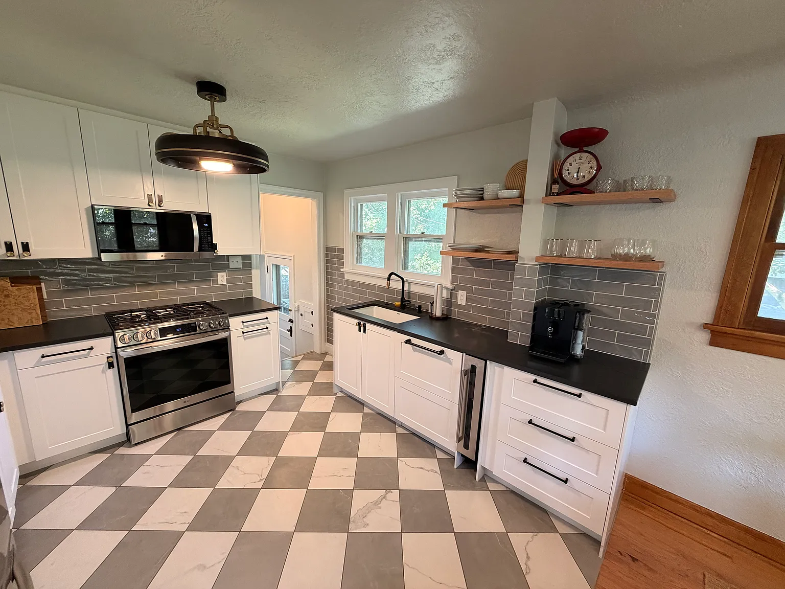 4 bed, 1790 sqft, $3,800 — Photo 2