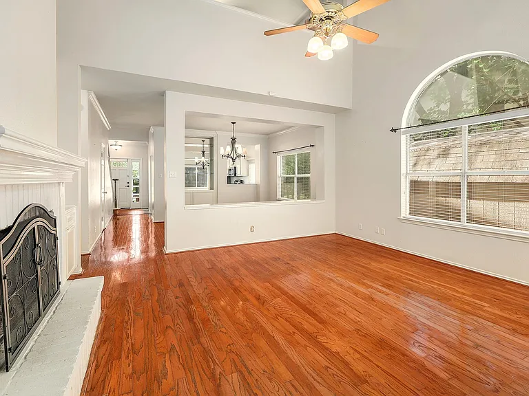 9401 Caracas Dr — Photo 4
