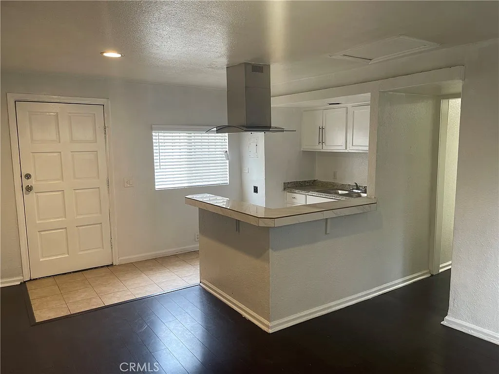 2 bed, 800 sqft, $2,400 — Photo 4
