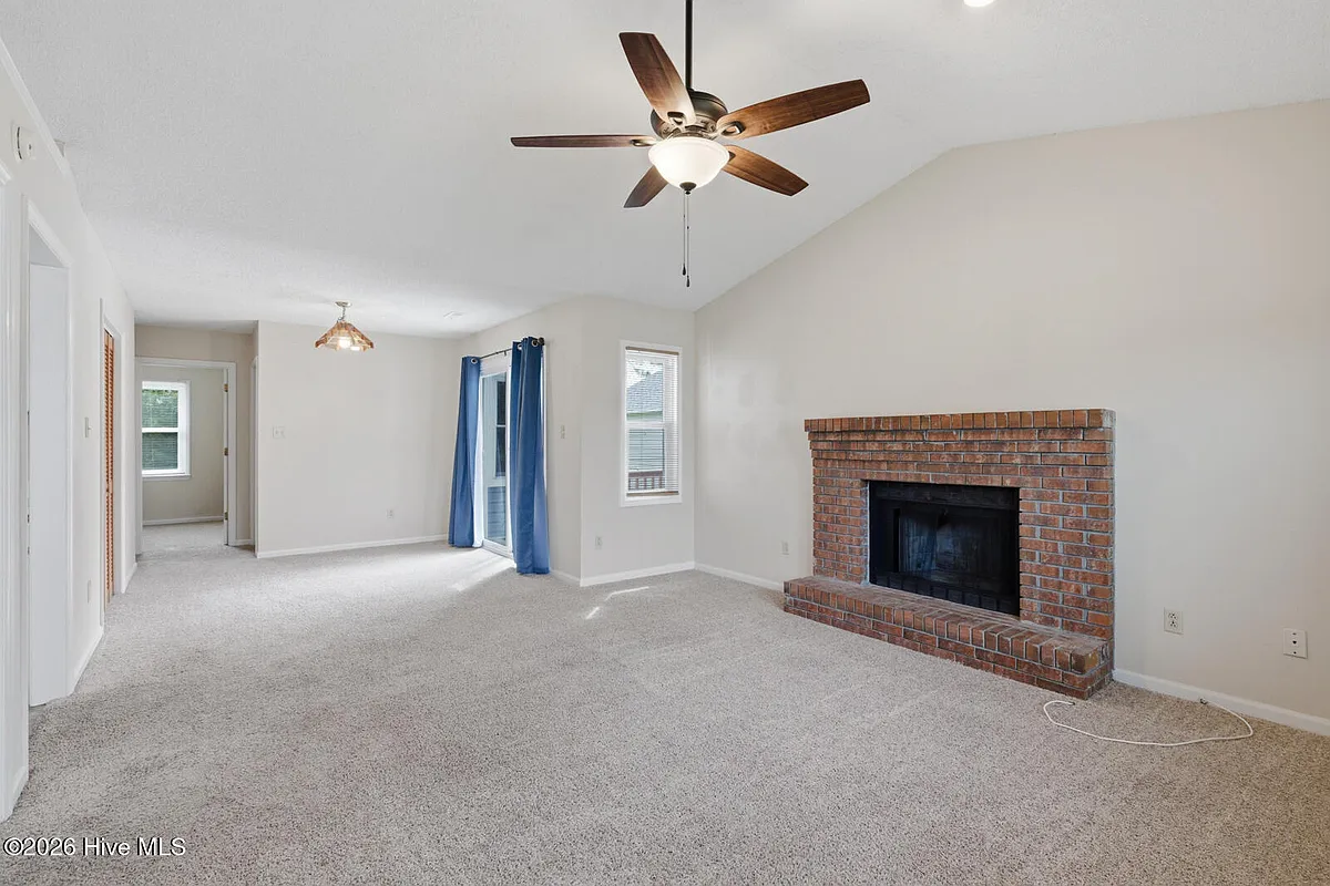 Building Photo - 818 S Dogwood Ln