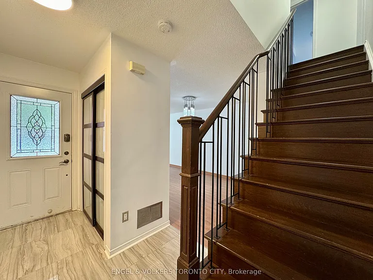 2052 Oak Bliss Cres — Photo 9