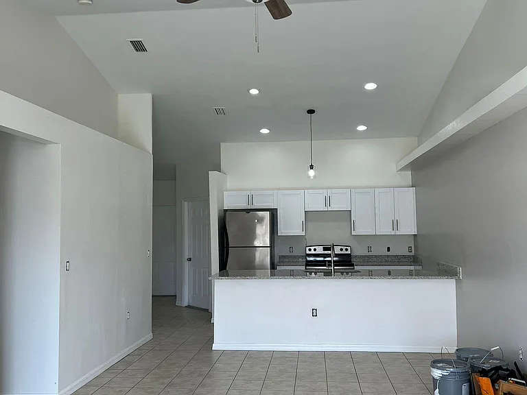1002 SE 9th Ct — Photo 3