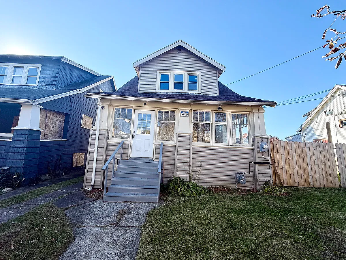 3 bed, 1387 sqft, $1,400 — Photo 1